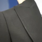 نمای نزدیک یقه کت‌ و شلوار مردانه بزیاق کش ترک مشکی مدل 4046661